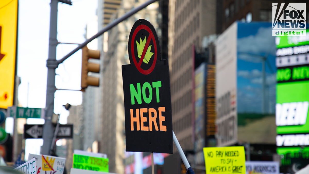 "Ne ovdje" znak u New Yorku "Nema kraljeva" miting