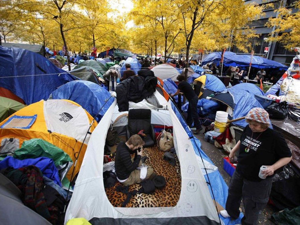 Pripadnici pokreta 'Occupy Wall Street' čiste kamp u parku Zuccotti