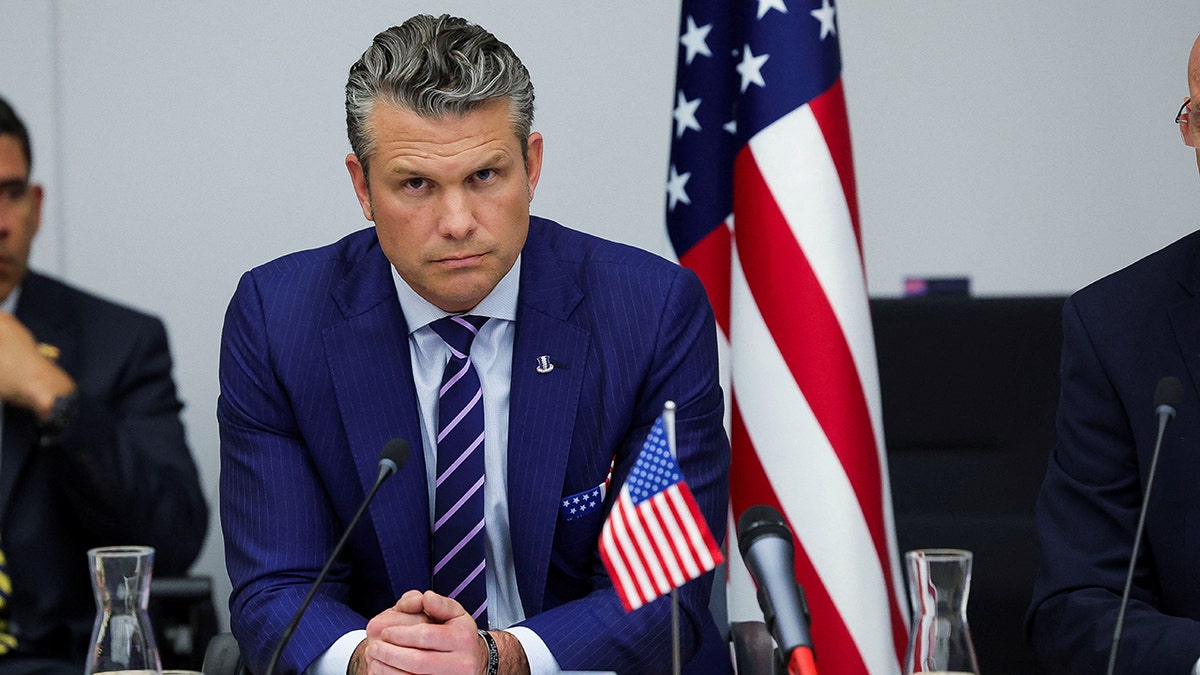 Pete Hegseth sjedi i sluša prekriženih ruku