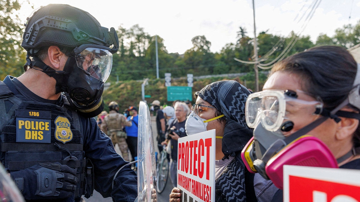 Prosvjedi i časnici sukobljavaju se