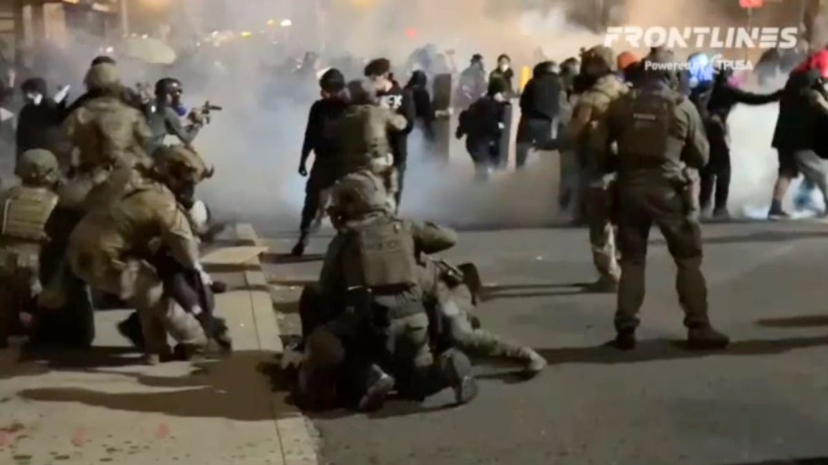 Federalni agenti uhićuju osobu izvan objekta za imigraciju i carinu (ICE) u Portlandu, Oregon, 18. lipnja 2025. godine.