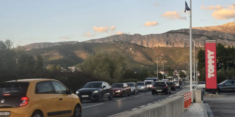 PROMETNA NA ISTOKU GRADA Vozaču pozlilo tijekom vožnje pa se zabio u dva auta