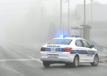 Prometna nesreća u Dugom selu: Auto sletio s ceste, udario u stup i zapalio se