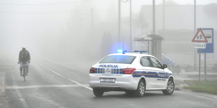 Prometna nesreća u Dugom selu: Auto sletio s ceste, udario u stup i zapalio se