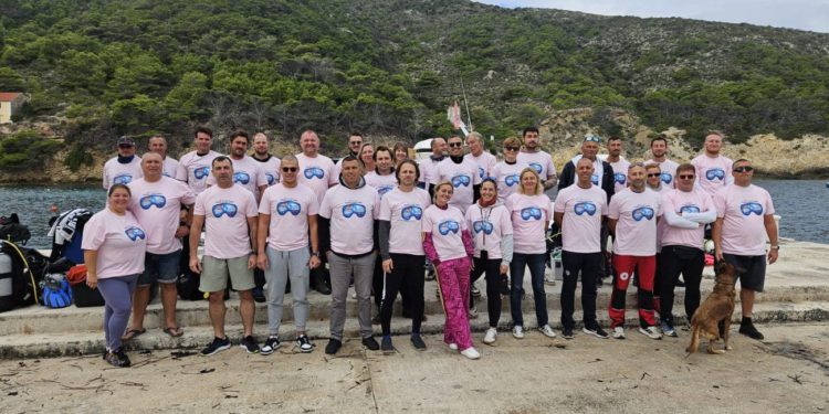 ‘Ronimo za čisti Jadran’: Eko akcija na Biševu okupila ronioce i volontere Crvenog križa