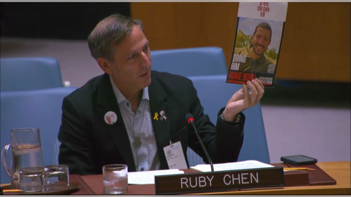 Ruby Chen obraća se Vijeću sigurnosti UN -a u New Yorku.