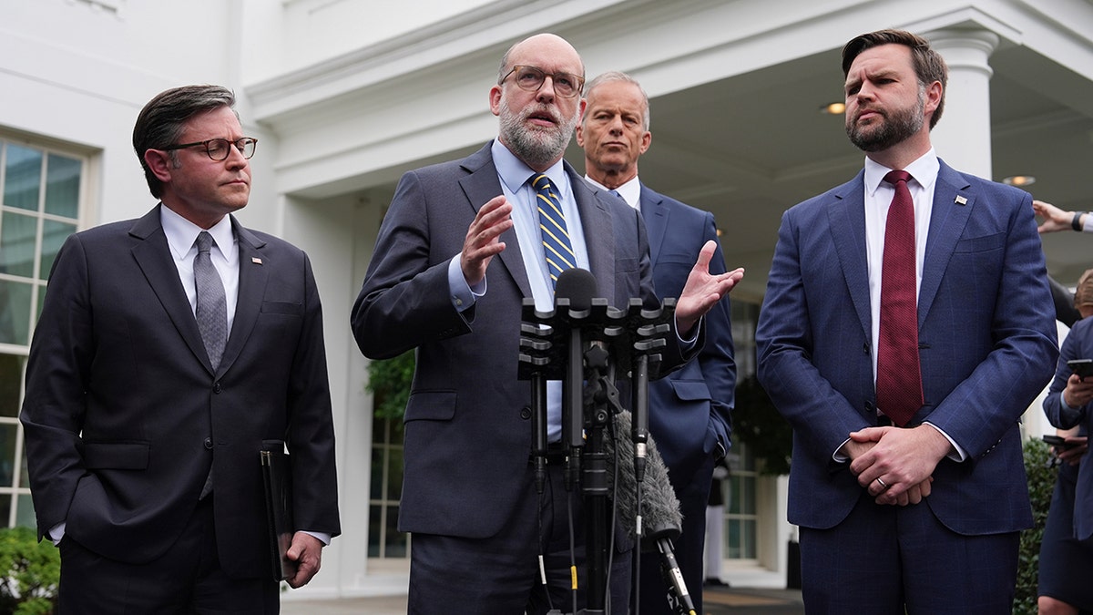 Russell Vought govorio kao Mike Johnson, John Thune i JD Vance Slušajte