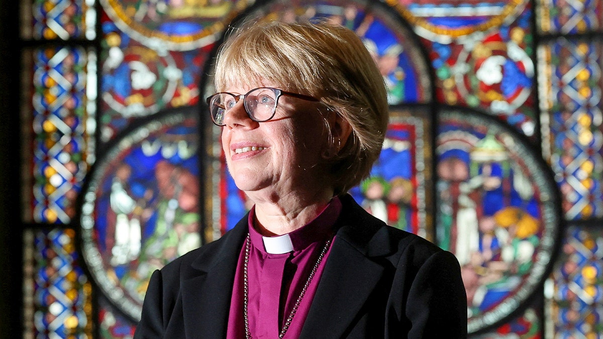 Nadbiskup iz Canterbury-a, Sarah Mullally stoji ispred vitraža
