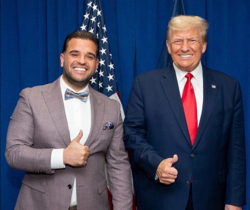 Mark Savaya, novi posebni izaslanik Donalda Trumpa za Irak, pozira s Trumpom na slici