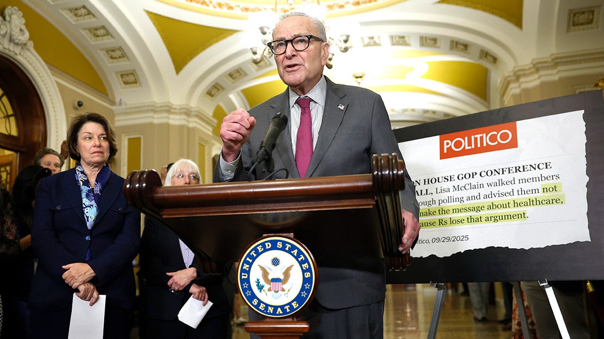 Chuck Schumer govori na konferenciji za novinare