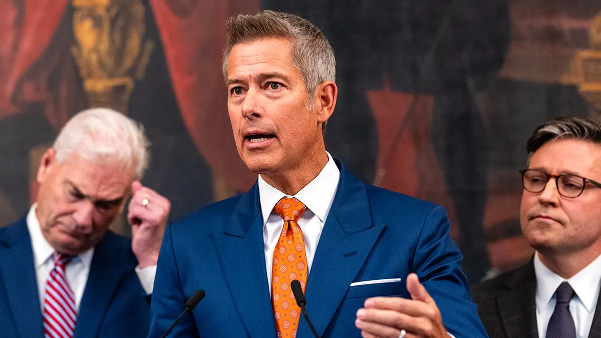 Ministar prometa Sean Duffy govori na konferenciji za novinare s zastupnikom Tomom Emmerom i predsjednikom Predstavničkog doma Mikeom Johnsonom o plaćama kontrolora zračnog prometa tijekom zatvaranja vlade.