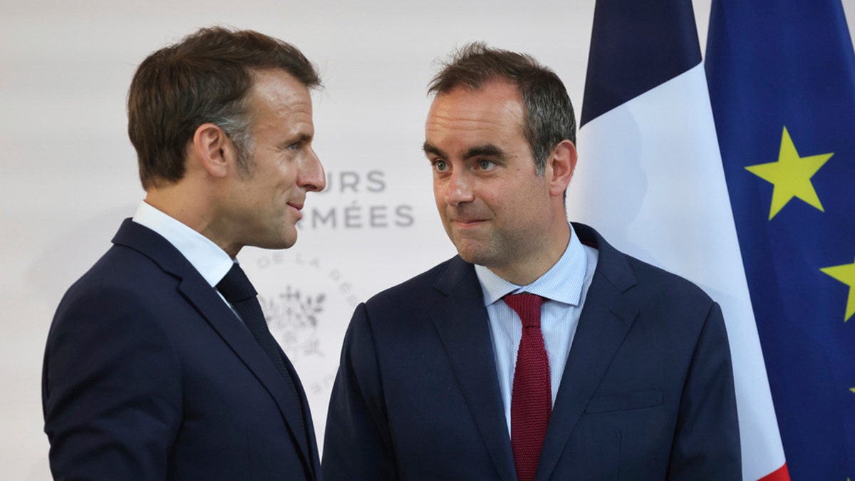 Sebastien LeCornu razgovara s Emmanuelom Macronom