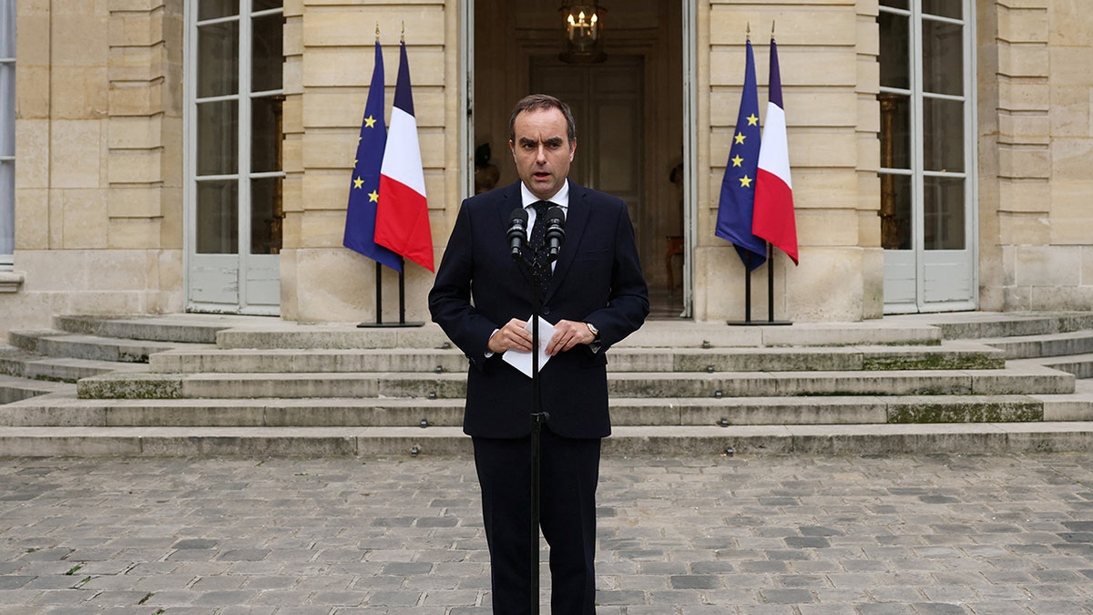 Sebastien Lecornu govoreći izvan zgrade