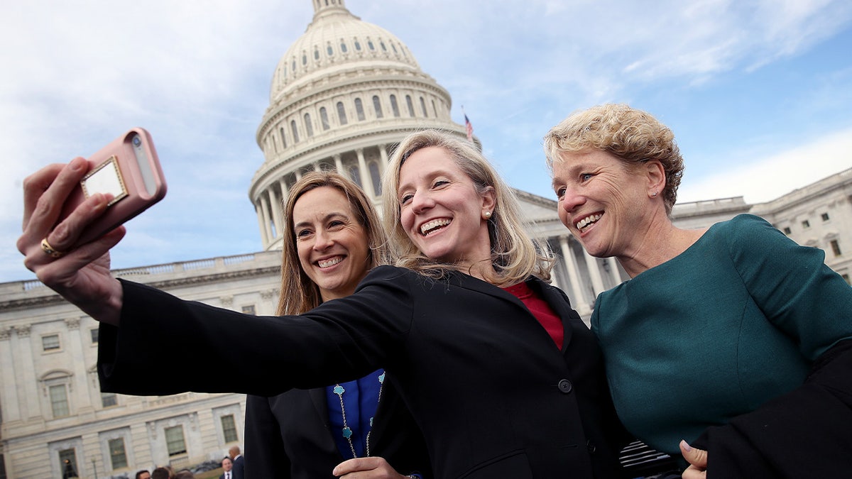 Abigail Spanberger i Mikie Sherrill osmijeh u selfie fotografiji