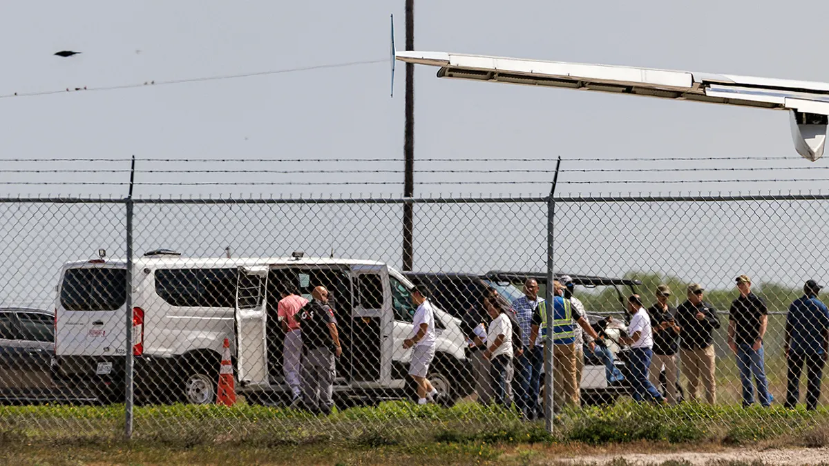 Migranti ulaze u autobus