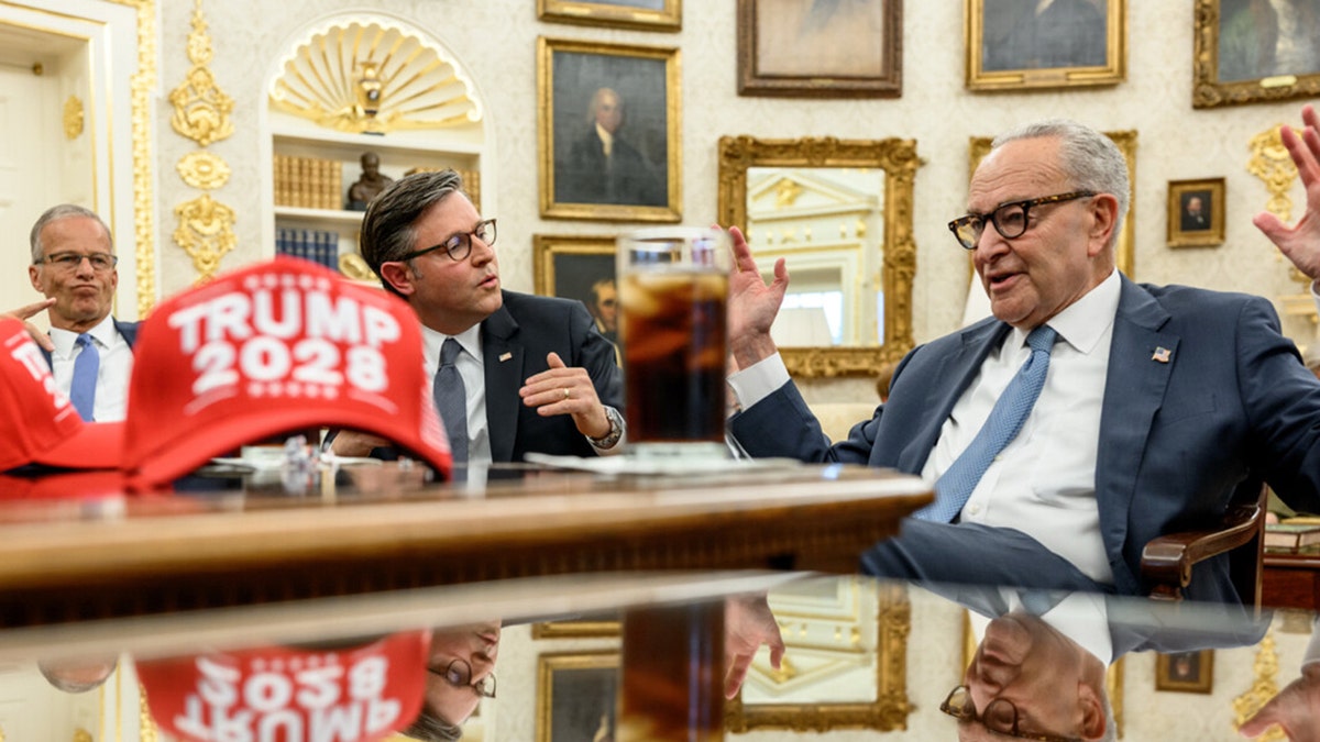 Trump 2028 Hat na tablici Ovalnog ureda dok se Schumer i Jeffries sastaju s Trumpom