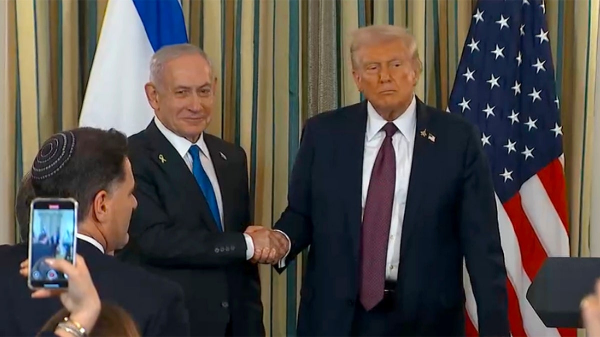 Donald Trump i Benjamin Netanyahu rukuju se nakon konferencije za novinare