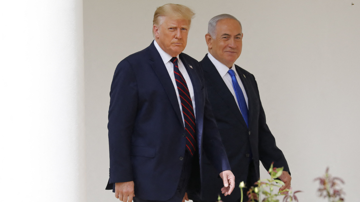 Američki predsjednik Donald Trump hoda s izraelskim premijerom Benjaminom Netanyahuom u Bijeloj kući