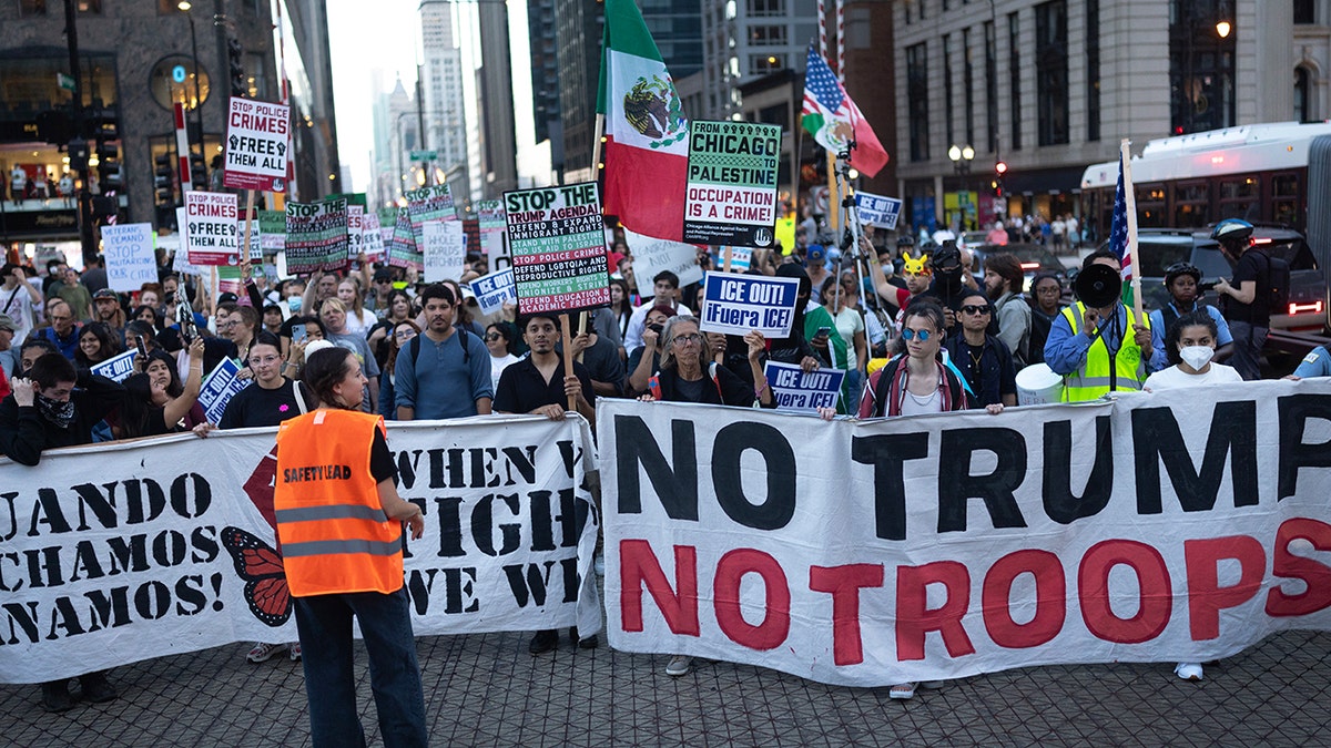 Demonstranti marširaju do centra Chicaga