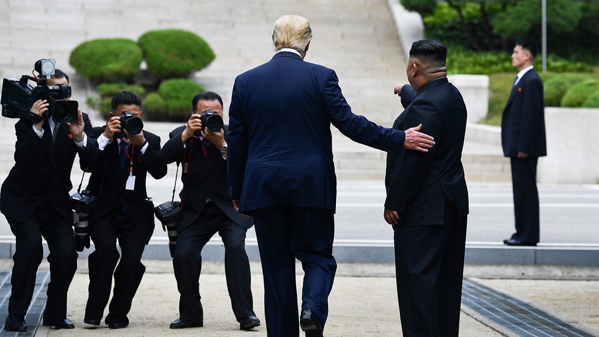 Predsjednik Trump pozira s Kim Jong Un pred kamerama