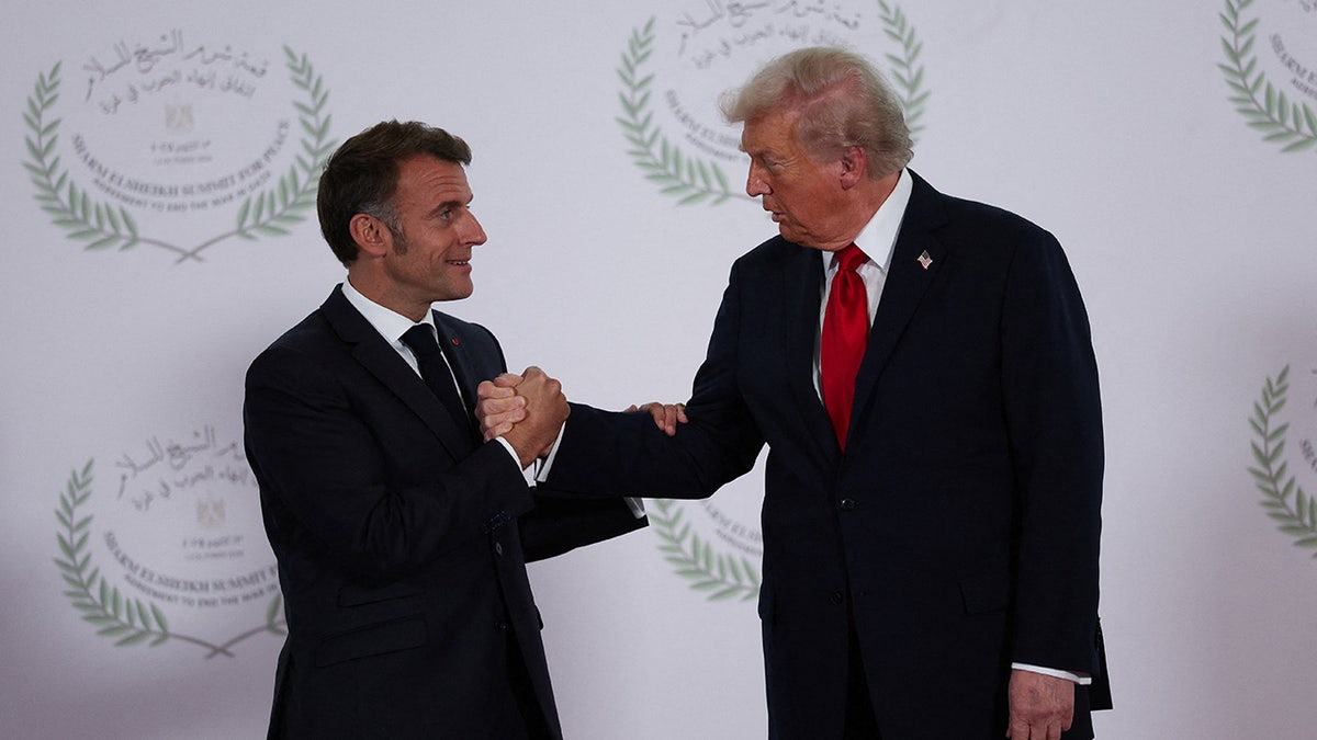 Američki predsjednik Donald Trump i francuski predsjednik Emmanuel Macron rukuju se dok oni predstavljaju fotografiju, na samitu svjetskih čelnika o završetku rata u Gazi.