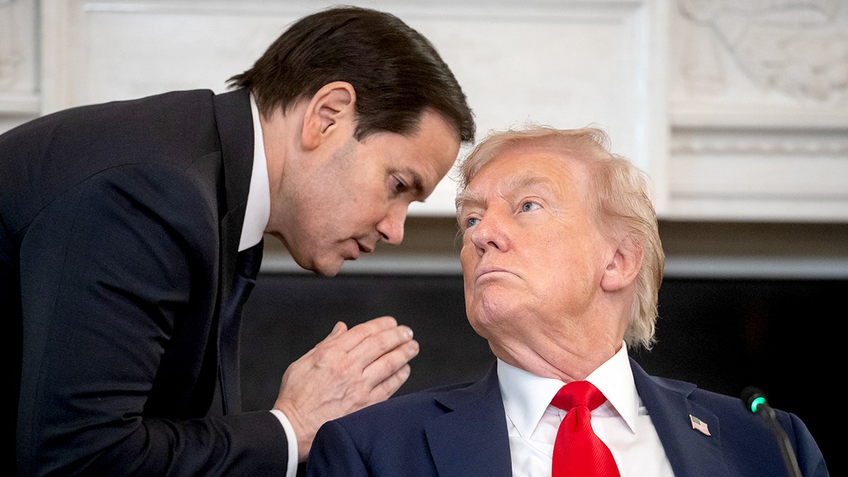 Marco Rubio razgovara s Donaldom Trumpom