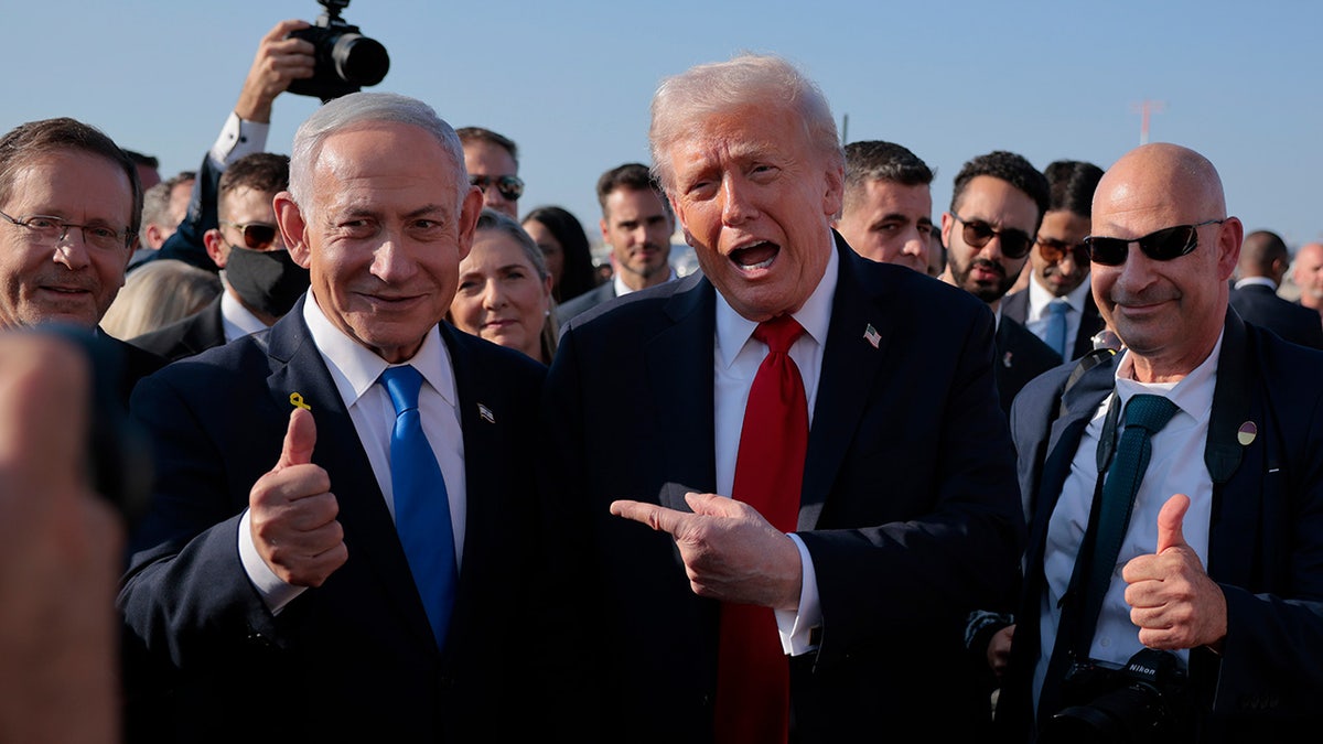 Predsjednik Donald Trump razgovara s izraelskim premijerom Benjaminom Netanyahuom na međunarodnoj zračnoj luci Ben Gurion prije nego što se ukrcao na svoj avion za Sharm El-Sheikh.