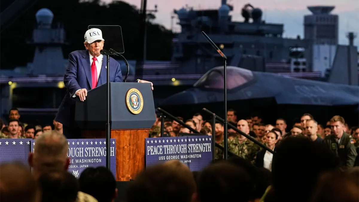 trump se obraća vojnicima u USSS george washington