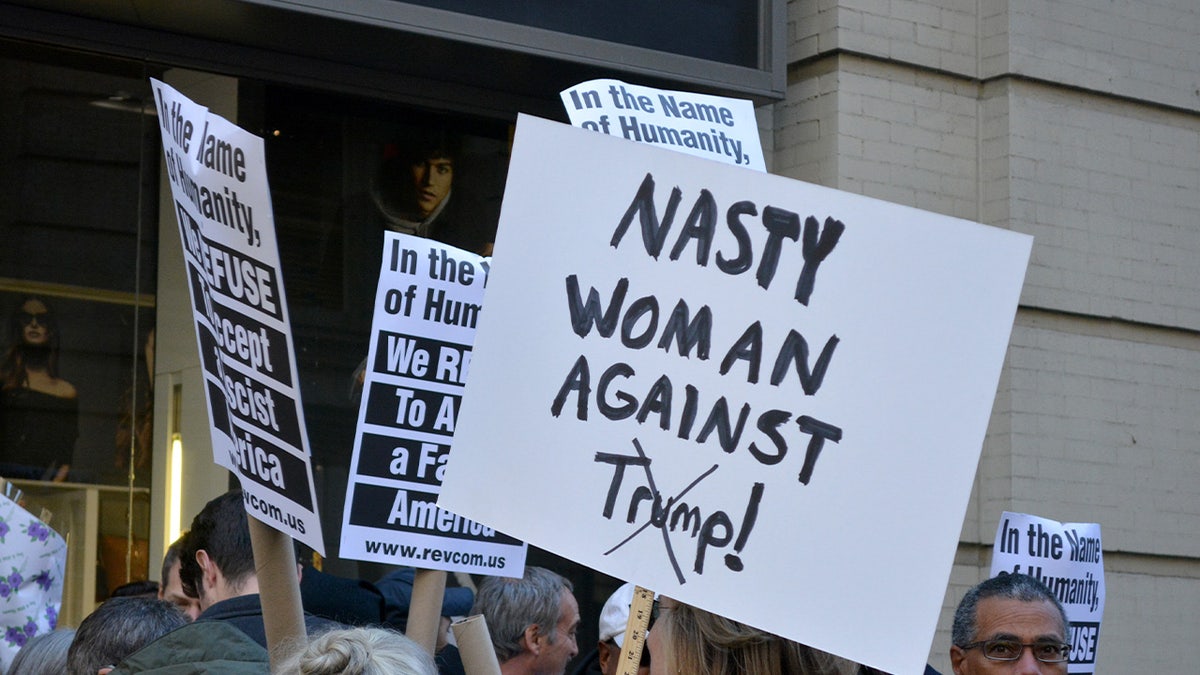 Gadna žena protiv Trumpovog znaka