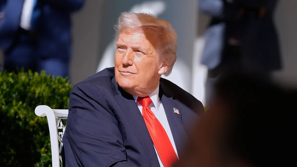 Predsjednik Donald Trump sluša govor čelnika većine u Senatu Johna Thunea, RS.D.