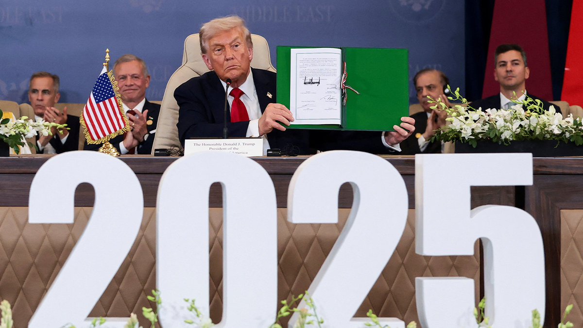 Trump drži potpisani sporazum za mir u Gazi.