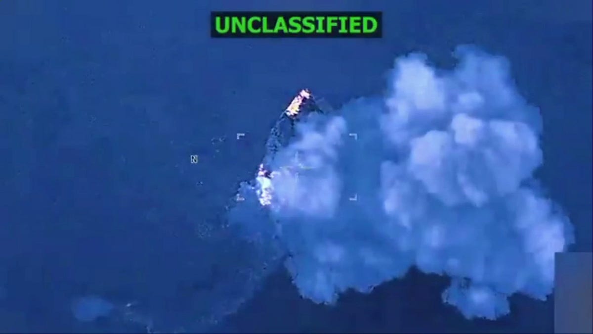 plovilo u plamenu dok dim suklja u nebo