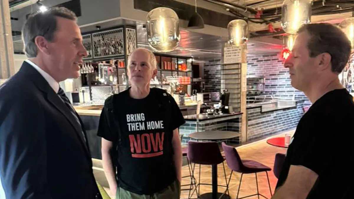 Mark Walker upoznaje bivšeg taoca Marka Walkera i Ruby Chen.