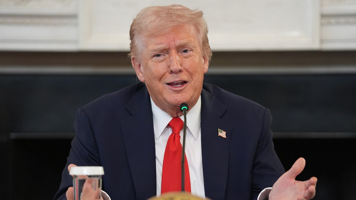 Predsjednik Donald Trump govori tijekom okruglog stola na Antifi u Bijeloj kući