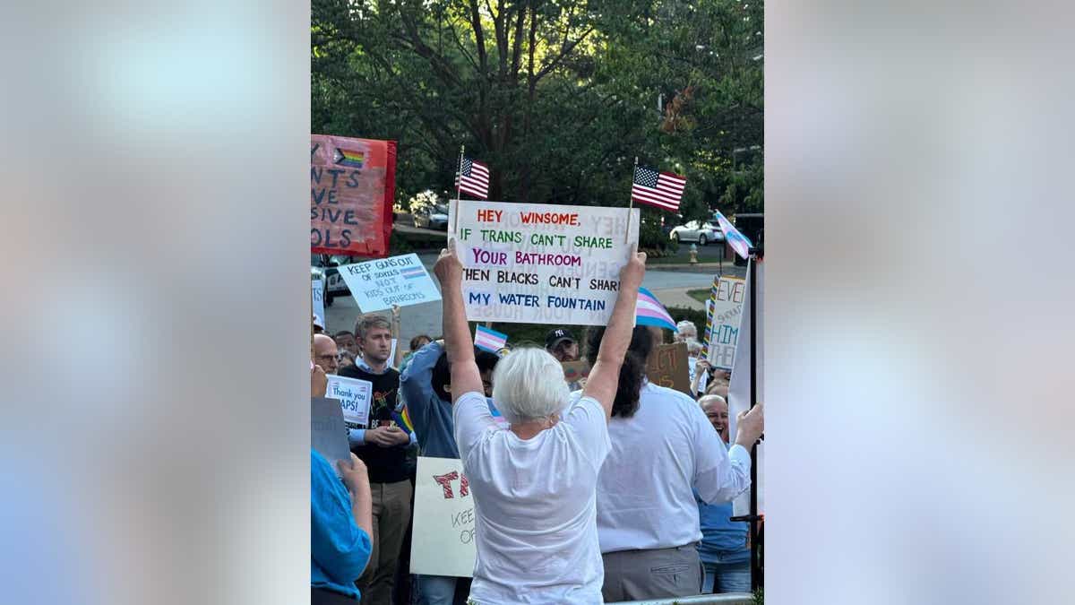 Potpis rasistički nabijenim jezikom usmjeren na republikanskog kandidata za guvernera Virginije