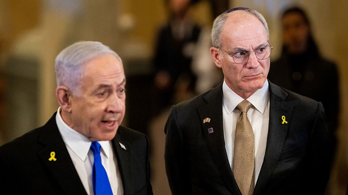 Netanyahu stoji pored veleposlanika Yechiel Leiter