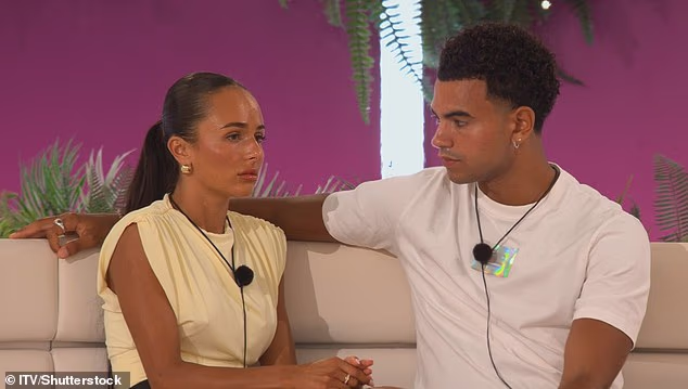 Izvor je otkrio za Daily Mail: 'Harrison i Lauren su se dobro slagali, prije samo nekoliko tjedana bili su potpuno oduševljeni, ali su odlučili krenuti svatko svojim putem'