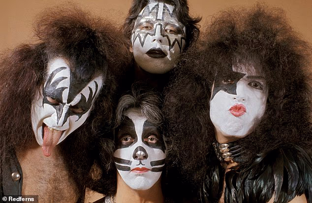 (LR) Gene Simmons, Peter Criss (dolje), Ace Frehley (gore), Paul Stanley poziraju u grupi KISS snimljenoj 1975.; Stanley i Simmons rekli su da su 'slomljeni' Fraleyjevom smrću