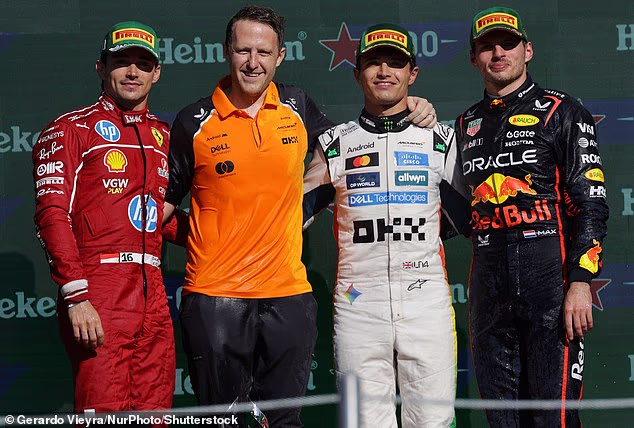 Nekada je sanjao da će stajati na podiju F1 s osobama poput Landa Norrisa (drugi desno) i Maxa Verstappena (krajnje desno) - ali sada su njegove nade u karijeru u motosportu u prahu