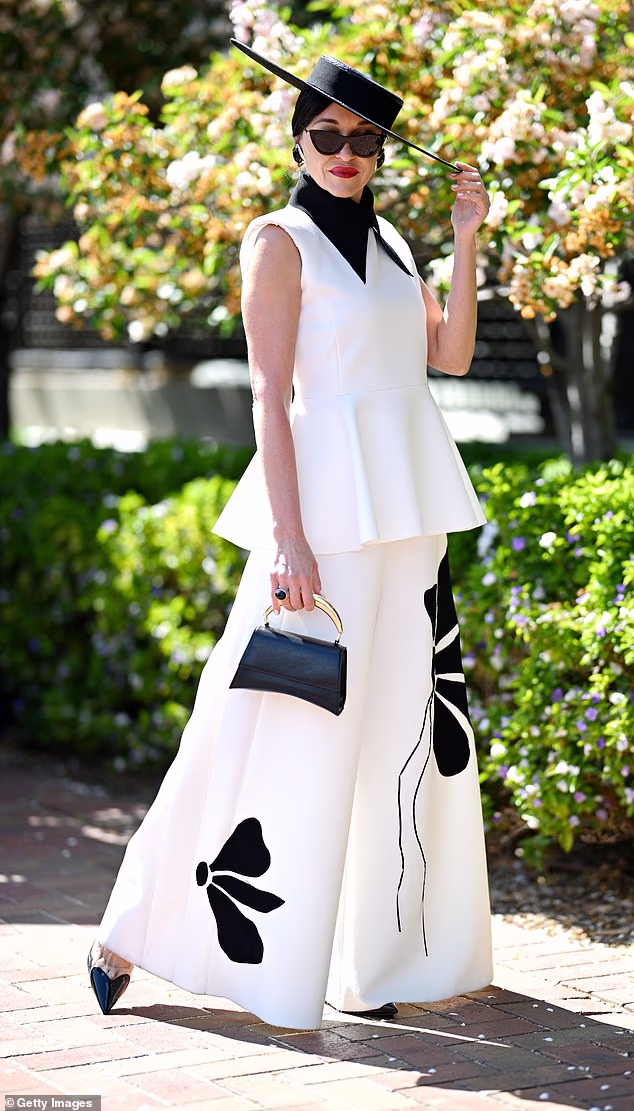 Viera Macikova, 49, bila je slika elegancije u bijelom peplum topu s crnim V-izrezom