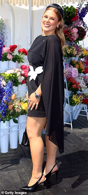 Svoj je izgled upotpunila parom crnih cipela na vuču i šeširom koji okreće glavu s bijelom mašnom