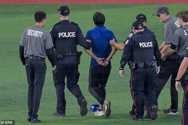 Nakon što ga je osiguranje oborilo na pod, na kraju su ga ispratili policajci