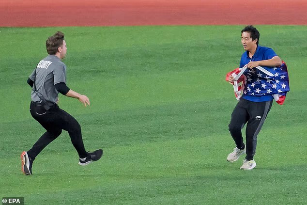 Osvajač se pojavio niotkuda na kraju šeste izmjene u Rogers Centeru