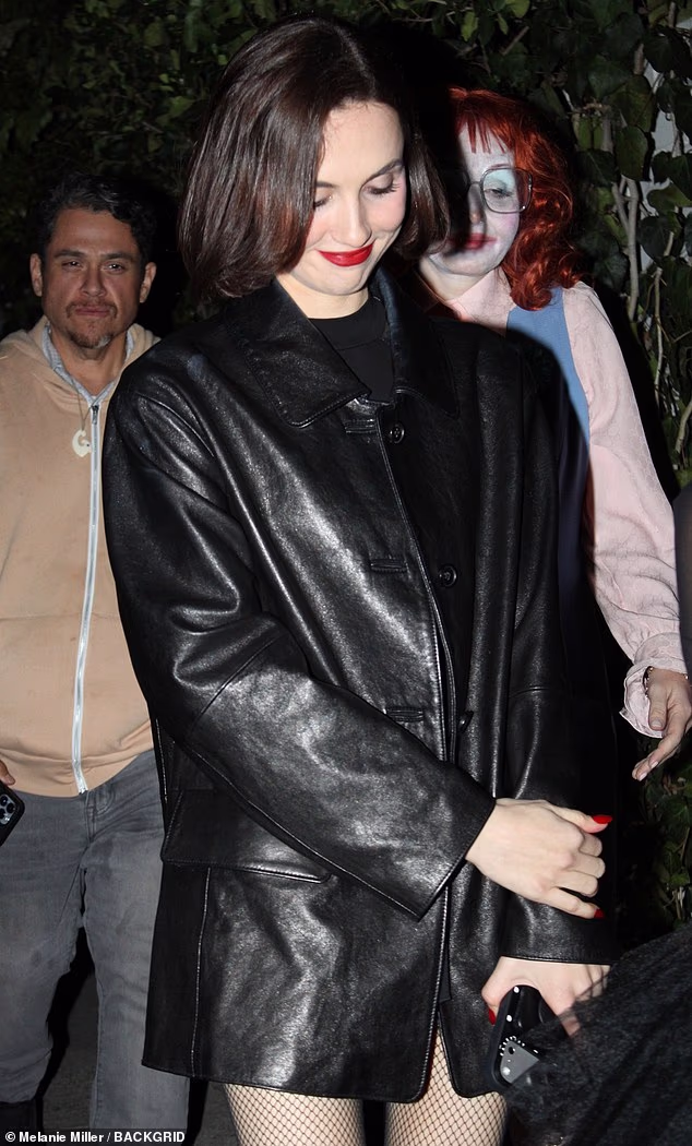 Maude Apatow odabrala je komplet inspiriran Matrixom u dugačkoj crnoj kožnoj jakni i mrežastim mrežama