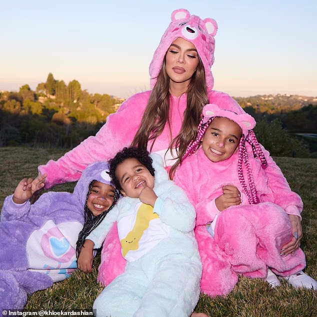 U međuvremenu, Khloe Kardashian odjevena je kao Care Bear, pristajajući svojoj djeci Trueu, sedam, i Tatumu, tri, kao i svojoj nećakinji Dream, osam