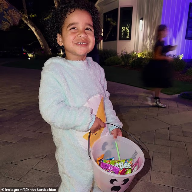 Jedna od Khloeinih slika također prikazuje malog Tatuma u njegovoj odjeći Care Bears nakon sumraka, noseći kantu punu slatkiša nakon očito uspješne runde trikova ili poslastice