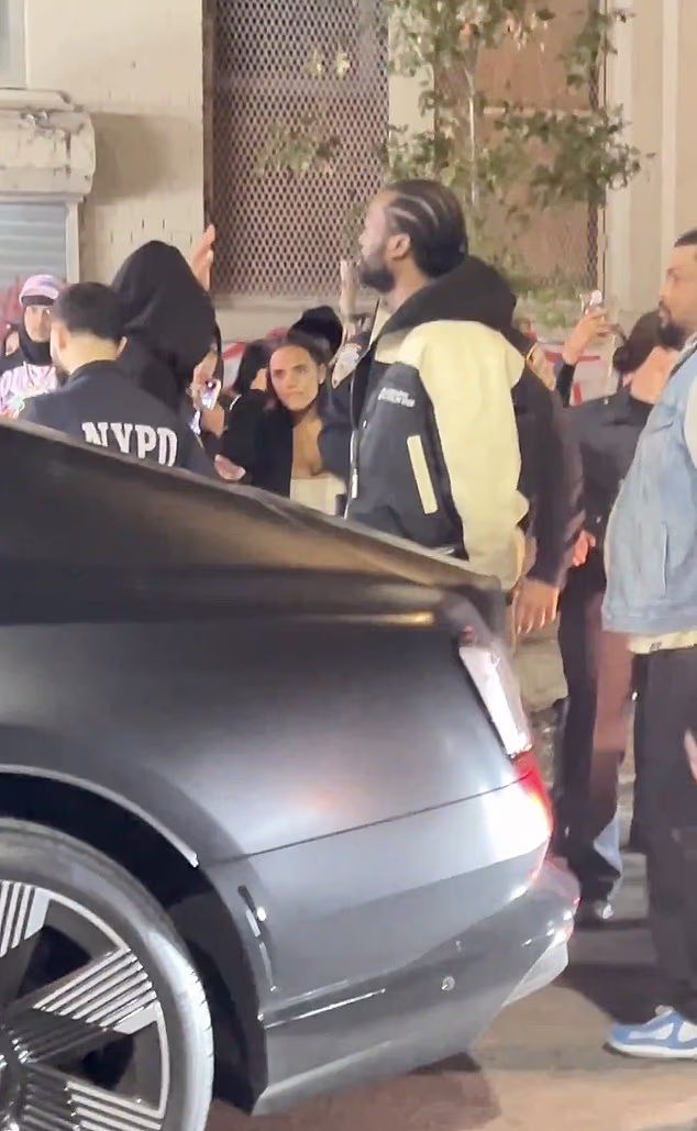 Snimka koja kruži internetom prikazuje 37-godišnjeg umjetnika kako stoji s rukama na leđima dok se gomila okuplja, ispitujući postupke policajaca