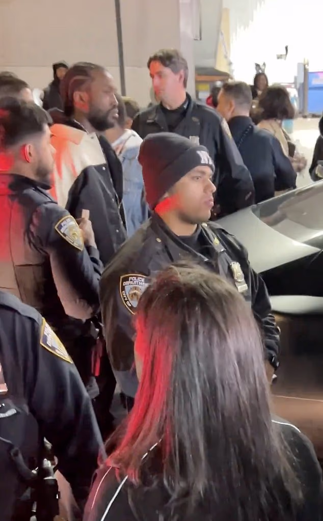 Oružje nije pronađeno, a sva tri stanara ¿ uključujući Meeka ¿ puštena su bez uhićenja