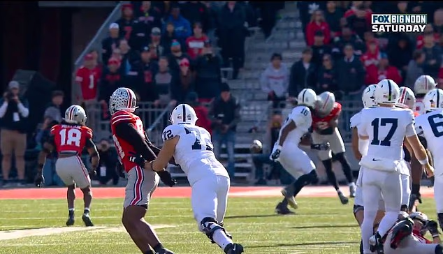Bekkem Kritza iz Penn Statea je očajnički pokušavao uhvatiti dodavanje, ali je umjesto toga dobio snažan udarac.