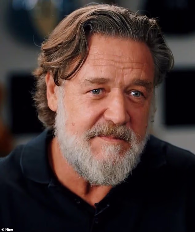 U iznenađujuće iskrenom intervjuu s Karlom Stefanovićem, glumac Gladijatora odbacio je tvrdnje da je zaručen za svoju 33-godišnju partnericu pet godina